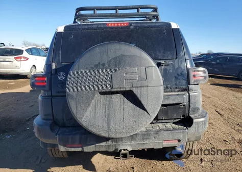 2010 Toyota Fj Cruiser z USA, uszkodzony, nr VIN JTEBU4BF3AK083138